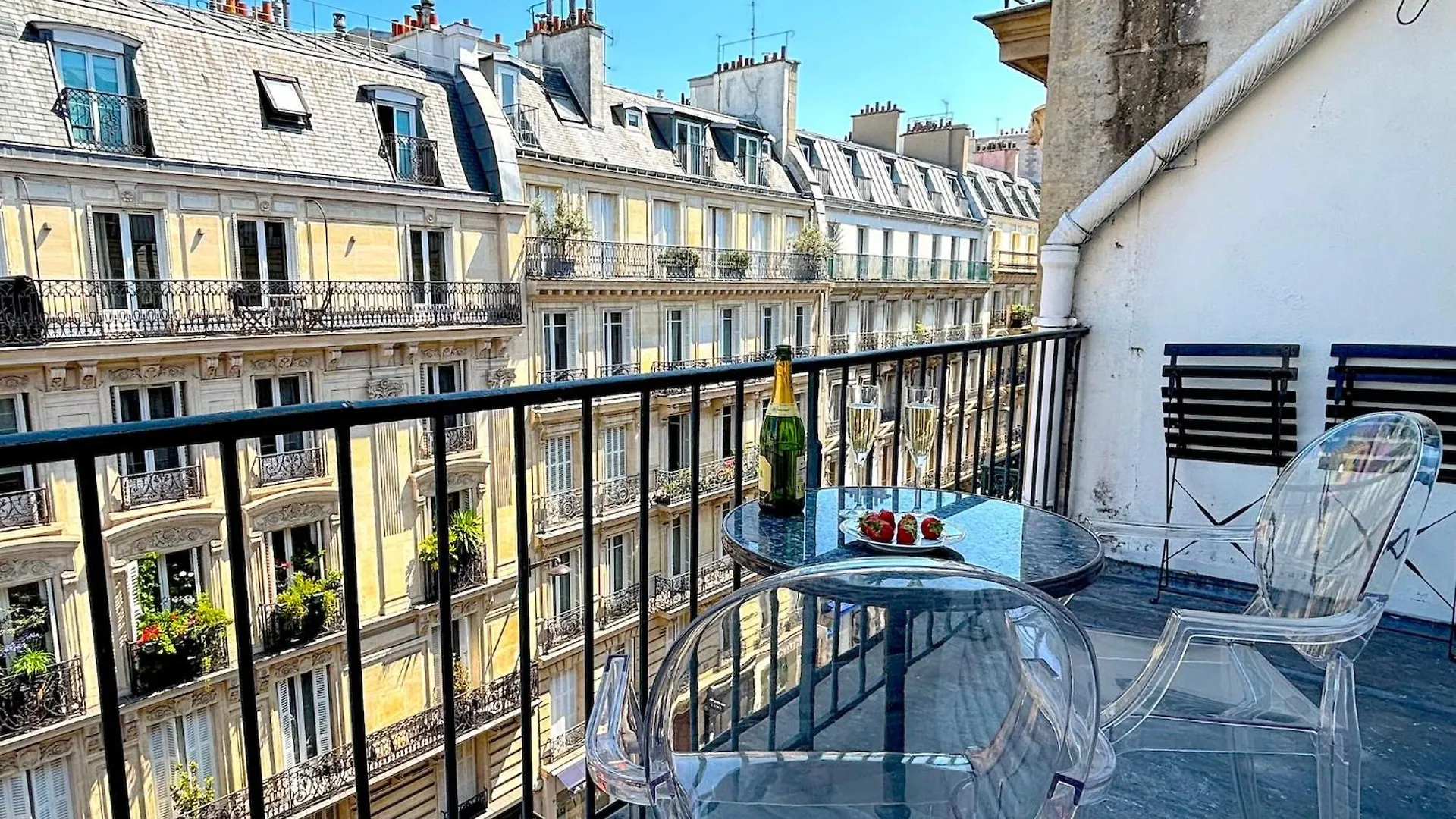 L'Appartement Colombier Paris 0*,  France