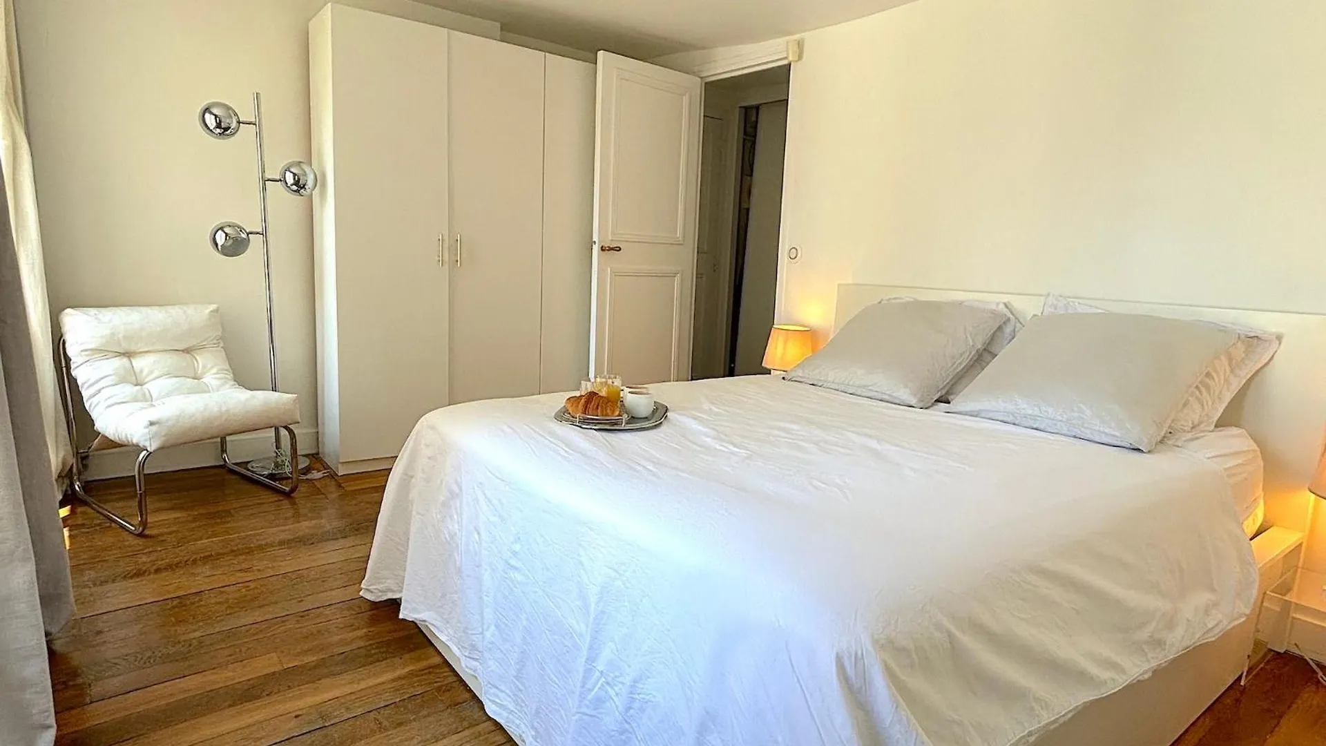 L'Appartement Colombier Paris Apartment